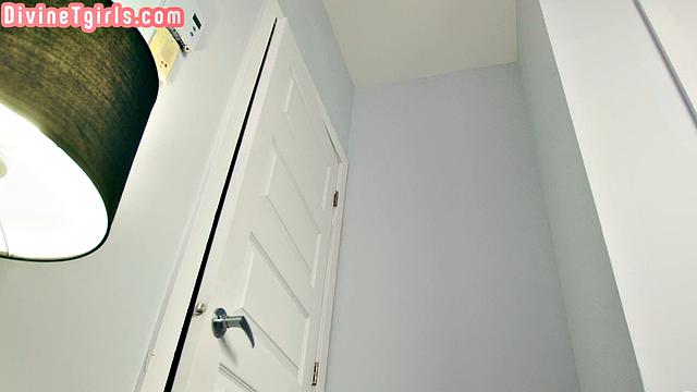 горячая транcсексуалка жестко шпилит подругу в анал