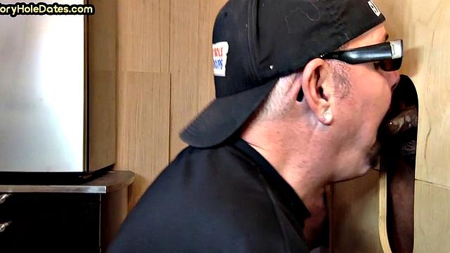 Опытный папик на глори-хьоле: без резинки и все в рот