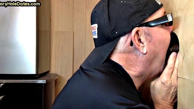 Опытный папик на глори-хьоле: без резинки и все в рот