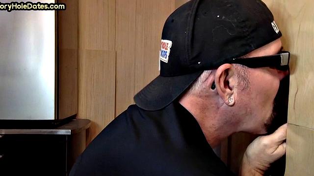 Опытный папик на глори-хьоле: без резинки и все в рот