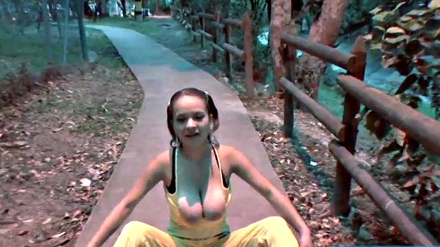 Латиноамериканка с огромной грудью тянется и демонстрирует формы