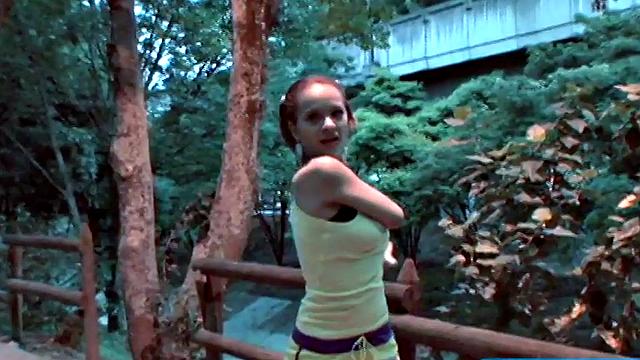 Латиноамериканка с огромной грудью тянется и демонстрирует формы