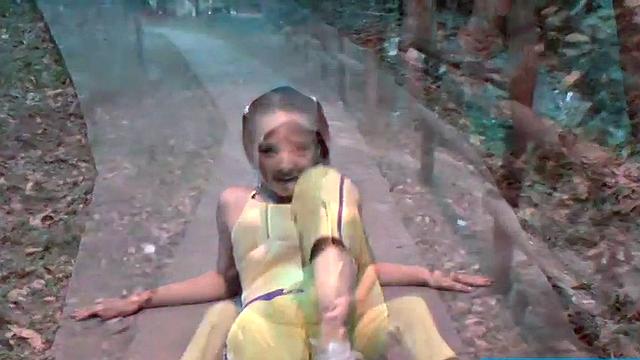 Латиноамериканка с огромной грудью тянется и демонстрирует формы