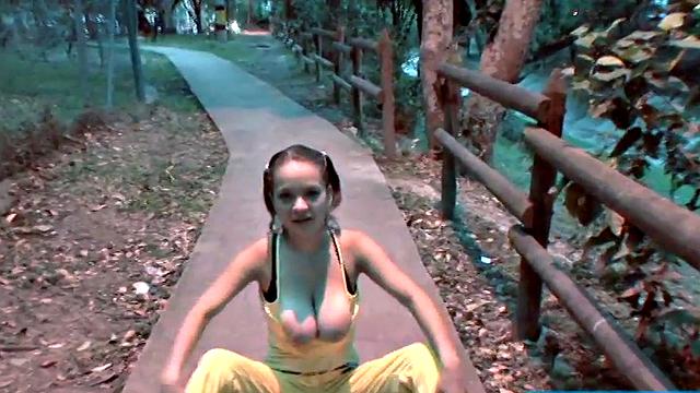 Латиноамериканка с огромной грудью тянется и демонстрирует формы