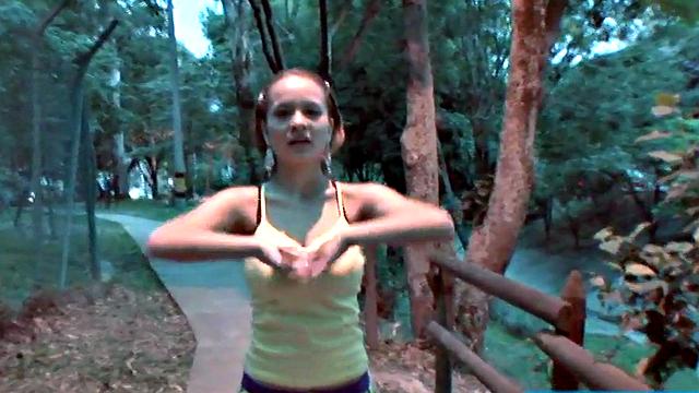 Латиноамериканка с огромной грудью тянется и демонстрирует формы