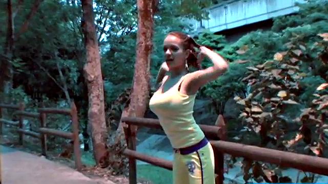 Латиноамериканка с огромной грудью тянется и демонстрирует формы