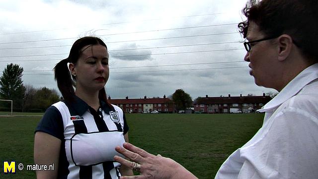 пышногрудая зрелая училка жарко трахается с любовником