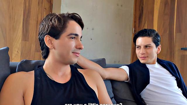 трое латиносов жёстко трахают друг друга и отсасывают