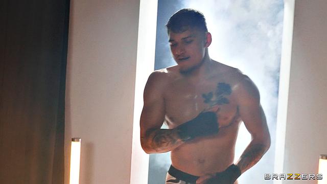 Чемпионка Ryan Reid отсасывает пятерым в клетке, сперма летит рекой