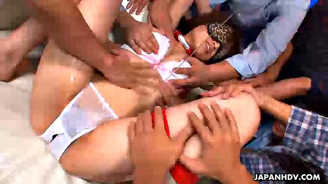 Связанная медсестра Honami Isshiki страстно трахается с толпой развратных мужиков