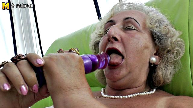 Зрелая бабушка играет с фиолетовым дилдо