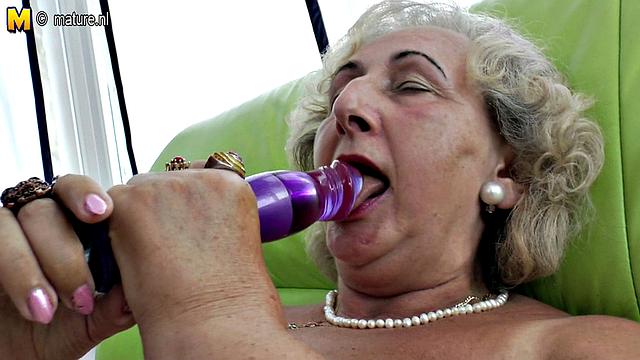 Зрелая бабушка играет с фиолетовым дилдо