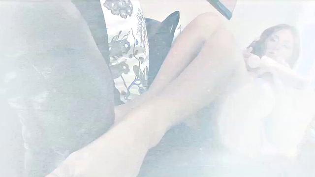 брюнетка в тоске дрочит ступни и мечтает о жаркой ебле за деньги