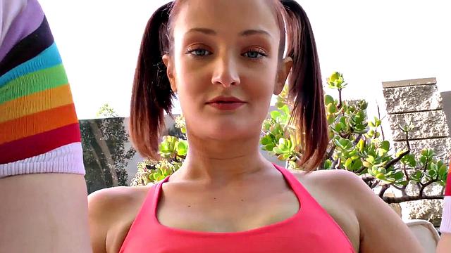 Зои Спаркс катается на деде и начищает ему зад с юмором