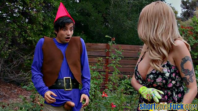 Naughty MILF cockriding short king