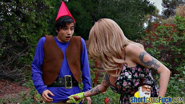 Naughty MILF cockriding short king