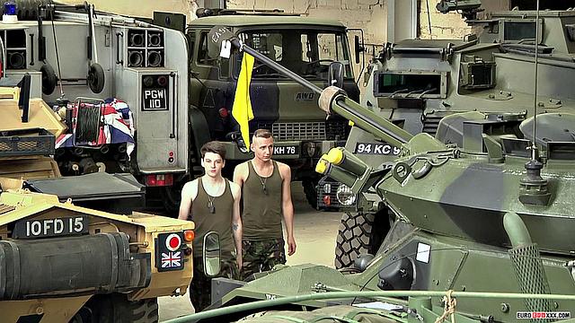 Армей парни Эдвин и Рис трахаются в боевом грузовике - Эдвин Сайкс и Рис Бентли