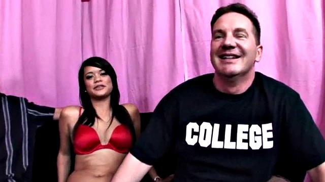 Пышная ненасытная крошка в развратном тройничке - ковбойша рулит и на диване, и в тачке