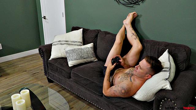 новый сводный брат трахает и сосёт с двумя волосатыми качками