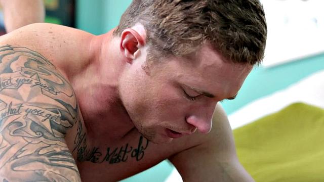 Татуированный пассив сначала сосёт, потом ловит жёстко в жопу