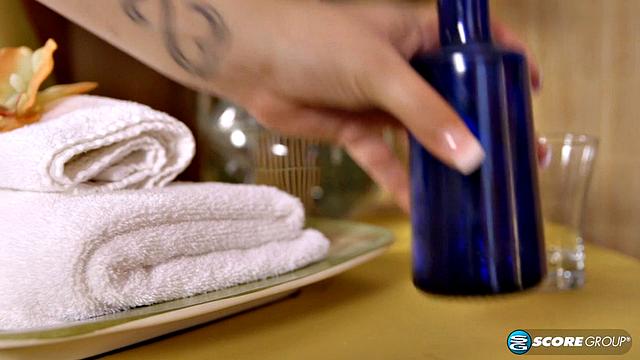 блондинистая bbw натирает грудь маслом и заглатывает до капли