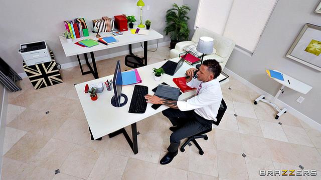 она соблазняет коллегу ради его секретов и получает крепкий трах