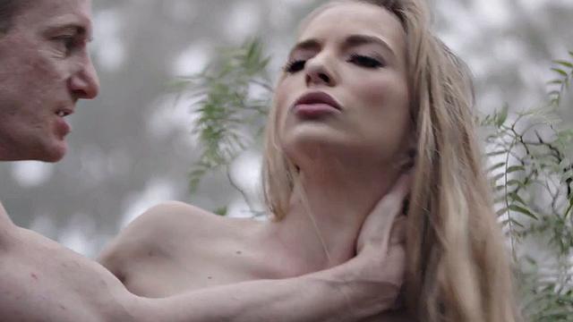 жаркая брюнетка жадно садится на здоровый член, вся насквозь мокрая