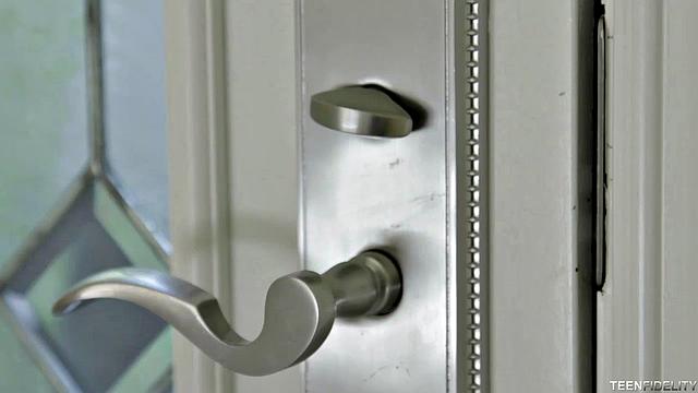 чирлидерша только что с тренировки - теперь ее лижут и трахают под душем