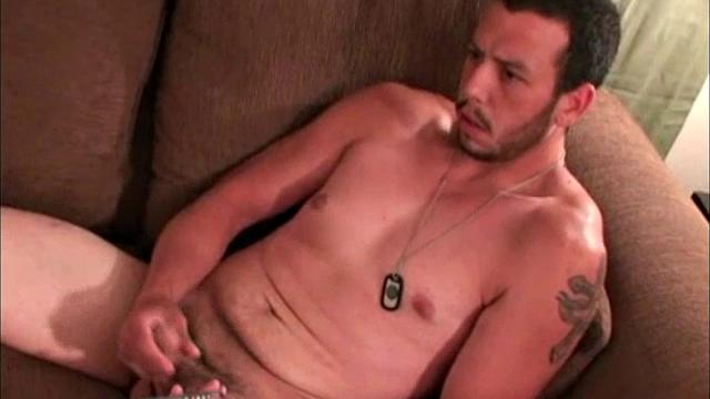 Джордан дрочит с яростью и кончает до последней капли