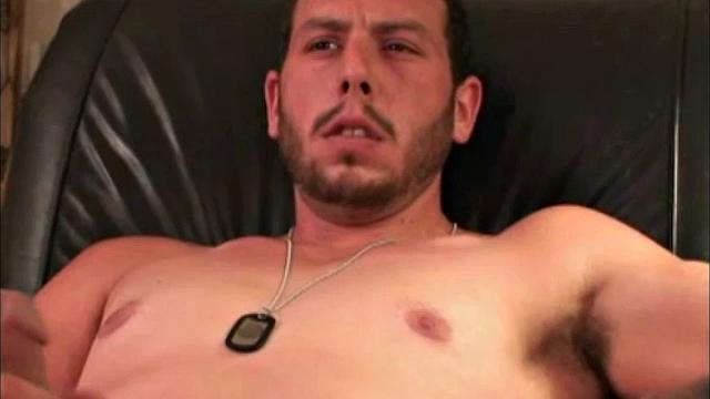 Джордан дрочит с яростью и кончает до последней капли