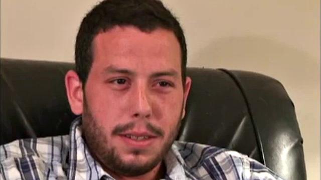 Джордан дрочит с яростью и кончает до последней капли