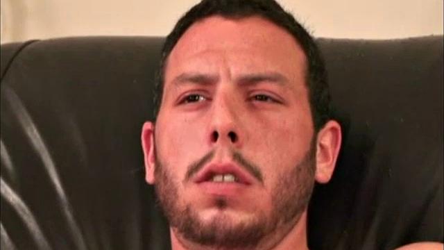 Джордан дрочит с яростью и кончает до последней капли