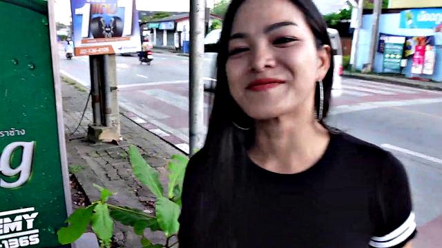 татуированная тайская шлюха с сиськами жадно отрабатывает хуй до кончи