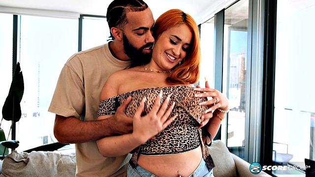 ния блю доказывает, что её сиськи важнее любого бюстгальтера