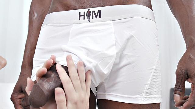 Сочная телка впервые берет ббс в попку и кайфует по полной