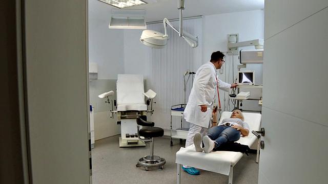 Охотливая медсестра бросается на член врача прямо в кабинете