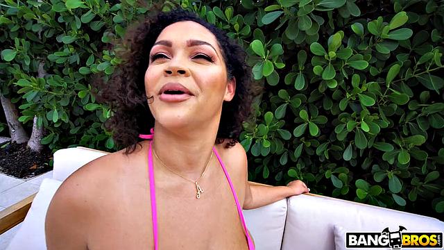 Ashlyn Peaks дрочит сиськами у бассейна и сосет член Jay Bangher'a, потом получает сперму на лицо и грудь.