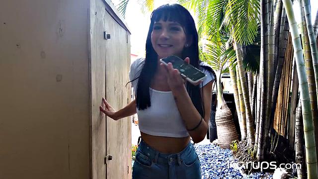 Райли Джин занимается страстным сексом с мужчиной.