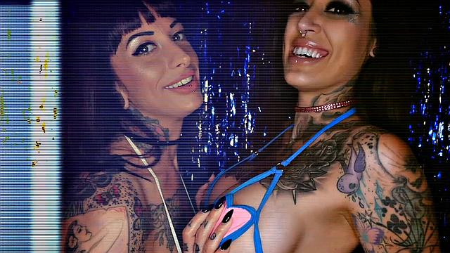 Блейк Блоссом смеётся, когда получает глубокий кремпай