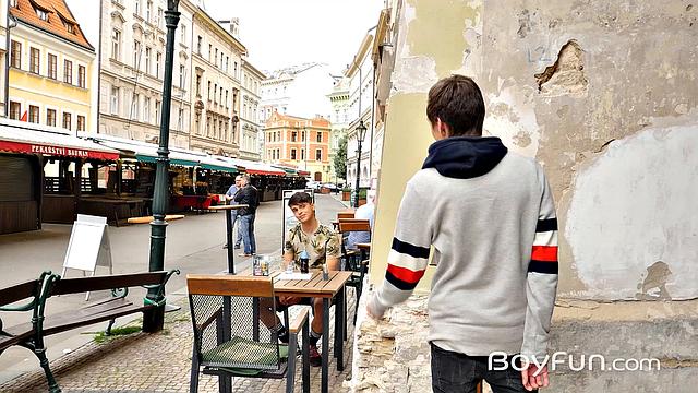 Бено Экер встречается с Финном Харпером