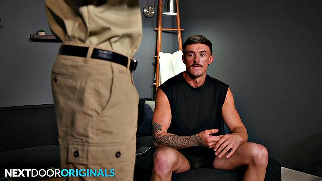 мускулистый курьер трахается с незнакомцем без резинки