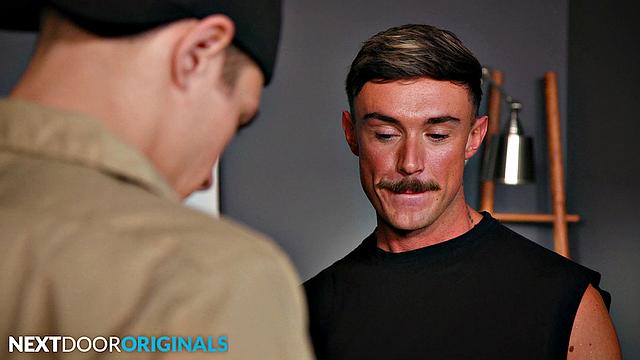 мускулистый курьер трахается с незнакомцем без резинки