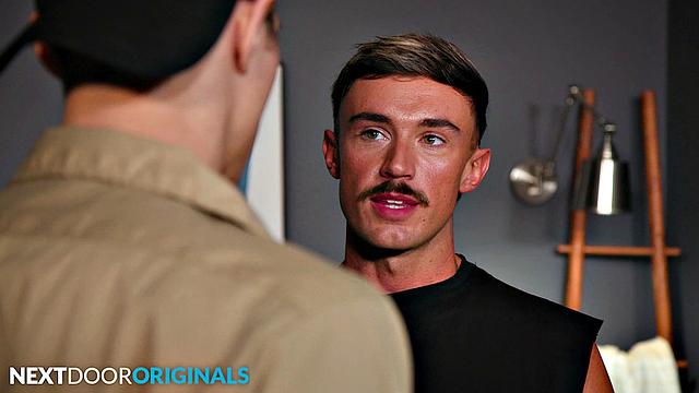 мускулистый курьер трахается с незнакомцем без резинки