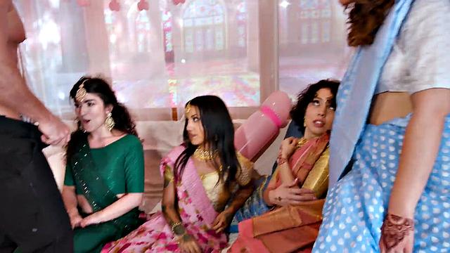 индианка на девичнике отдаётся здоровенному копу и подругам