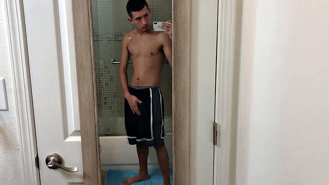 роман сбрасывает шорты и дрочит во всю силу перед зеркалом, хвастаясь толстым хуем