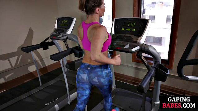 Связали лесбиянку, а строгая дама решила проверить на прочность её попку кулаком - теперь ей точно есть что вспомнить, хоть и с трудом сесть получится.