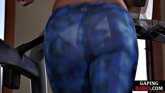 Связали лесбиянку, а строгая дама решила проверить на прочность её попку кулаком - теперь ей точно есть что вспомнить, хоть и с трудом сесть получится.