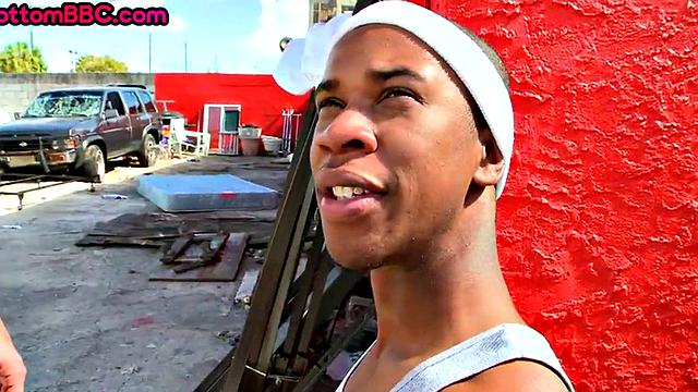 Outdoor Black stud fucked for cash in public anal