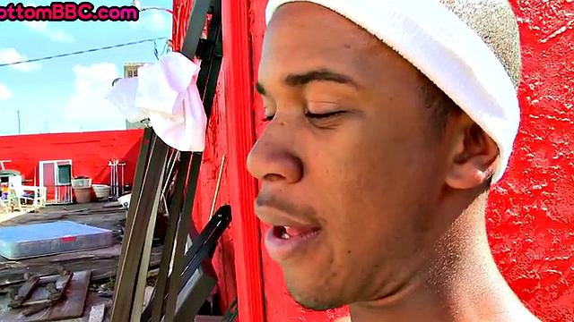 Outdoor Black stud fucked for cash in public anal