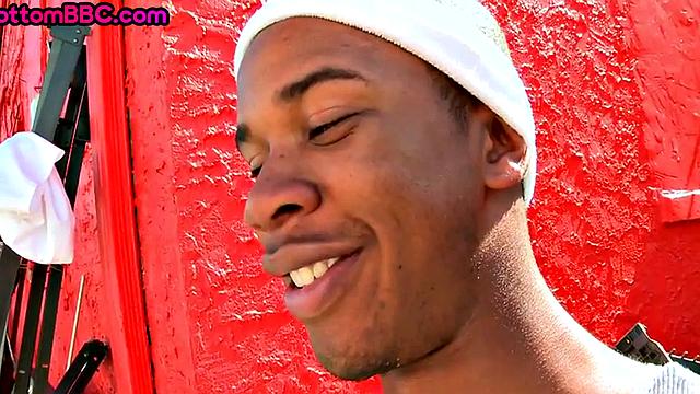 Outdoor Black stud fucked for cash in public anal